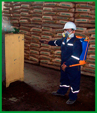 fumigaciones-bayer-queretaro-fumigador-rociando-insecticida-en-almacen-de-fabrica